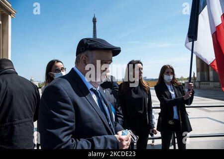 William Attal, der Bruder von Sarah Halimi, wartet darauf, auf der Bühne der großen Demonstration zu sprechen, die im Gedenken an seine Schwester auf dem Trocadero-Platz organisiert wurde, Er wurde 2017 von einem Mann getötet, der laut französischer Justiz nicht strafrechtlich verantwortlich ist, da er zum Zeitpunkt des Mordes unter Drogeneinfluss stand. Am 25. April 2021 in Paris. (Foto von Andrea Savorani Neri/NurPhoto) Stockfoto