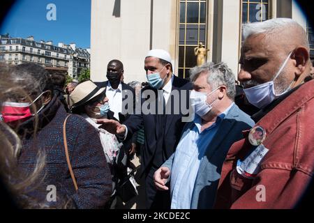 Hassen Chalghoumi, ein tunesischer Kleriker mit eingebürgerter französischer Staatsbürgerschaft, Imam der Gemeinde Drancy und berühmt als Sprecher für den interreligiösen Dialog, insbesondere zwischen Muslimen und Juden, nahm am 25. April 2021 an der Demonstration zum Gedenken an Sarah Halimi auf dem Trocadero-Platz in Paris Teil. (Foto von Andrea Savorani Neri/NurPhoto) Stockfoto