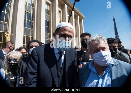 Hassen Chalghoumi, ein tunesischer Kleriker mit eingebürgerter französischer Staatsbürgerschaft, Imam der Gemeinde Drancy und berühmt als Sprecher für den interreligiösen Dialog, insbesondere zwischen Muslimen und Juden, nahm am 25. April 2021 an der Demonstration zum Gedenken an Sarah Halimi auf dem Trocadero-Platz in Paris Teil. (Foto von Andrea Savorani Neri/NurPhoto) Stockfoto