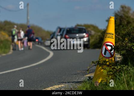 Garda-Kegel am Straßenrand in Errisbeg neben Dog's Bay, während der COVID-19-Sperre. Am kommenden Montag wird es eine weitere leichte Lockerung der Beschränkungen geben. Es wird sich insbesondere um sportbezogene Treffen im Freien, die Wiedereröffnung einiger Attraktionen für Besucher und die Erhöhung der Zahl der Bestattungsteilnehmer auf 25 Personen kümmern. Am Sonntag, 25. April 2021, in Errisbeg, Roundstone, Connemara, County Galway, Irland. (Foto von Artur Widak/NurPhoto) Stockfoto