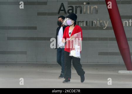 Menschen, die Gesichtsmasken tragen, nachdem sie am 24. April 2021 ein COVID-19-Massenimpfzentrum im Aaniin Community Centre in Markham, Ontario, Kanada, verlassen haben. (Foto von Creative Touch Imaging Ltd./NurPhoto) Stockfoto