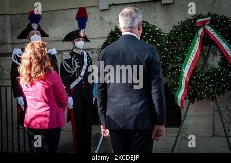 Der italienische Verteidigungsminister Lorenzo Guerini und die Präsidentin der Jüdischen Gemeinde von Rom Ruth Dureghallo (L) nehmen an der Feier des 76.. Jahrestages der Befreiung Italiens vom Nazi-Faschismus Teil. Die Jüdische Gemeinde von Rom erinnert an die Gedenktafel, die am 25. April 2021 an den Tempio Maggiore in Rom, Italien, angebracht wurde. (Foto von Andrea Ronchini/NurPhoto) Stockfoto