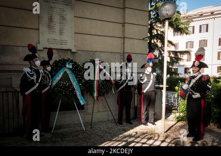 Polizeibeamte aus Carabinieri bei einer Kranzniederlegung anlässlich des 76.. Jahrestages der Befreiung Italiens vom Nazi-Faschismus am 25. April 2021 in Rom, Italien. Die Jüdische Gemeinde von Rom erinnert an die Gedenktafel, die an den Tempio Maggiore in Rom angebracht ist, um den Partisanen in Anwesenheit des Verteidigungsministers Lorenzo Guerini, Die Präsidentin der Jüdischen Gemeinde von Rom Ruth Dureghallo und der Oberrabbiner Riccardo Di Segni.(Foto: Andrea Ronchini/NurPhoto) Stockfoto