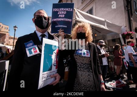 Sitzen Sie am 25. April 2021 von der Jüdischen Gemeinde in Rom in der Nähe der französischen Botschaft in Rom, Italien, gegen die jüngste Entscheidung des höchsten Gerichts Frankreichs, dass der Mörder von Sarah Halimi in Lyon, Südmittelfrankreich, nicht strafrechtlich verantwortlich sei. Halimi, eine 65-jährige orthodoxe Jüdin, starb 2017, nachdem sie vom Nachbarn Kobili Traore, 27, aus dem Fenster ihrer Pariser Wohnung gestoßen wurde, der „'Allahu Akbar'' ('Gott ist groß' auf Arabisch) rief. Traore, ein starker Cannabiskonsum, ist seit Halimis Tod in psychiatrischer Betreuung und bleibt dort nach seiner Verurteilung. (Foto von Andre Stockfoto