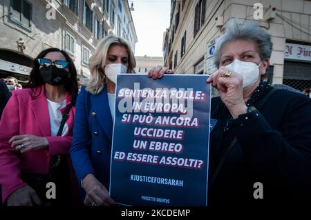 Sitzen Sie am 25. April 2021 von der Jüdischen Gemeinde in Rom in der Nähe der französischen Botschaft in Rom, Italien, gegen die jüngste Entscheidung des höchsten Gerichts Frankreichs, dass der Mörder von Sarah Halimi in Lyon, Südmittelfrankreich, nicht strafrechtlich verantwortlich sei. Halimi, eine 65-jährige orthodoxe Jüdin, starb 2017, nachdem sie vom Nachbarn Kobili Traore, 27, aus dem Fenster ihrer Pariser Wohnung gestoßen wurde, der „'Allahu Akbar'' ('Gott ist groß' auf Arabisch) rief. Traore, ein starker Cannabiskonsum, ist seit Halimis Tod in psychiatrischer Betreuung und bleibt dort nach seiner Verurteilung. (Foto von Andre Stockfoto