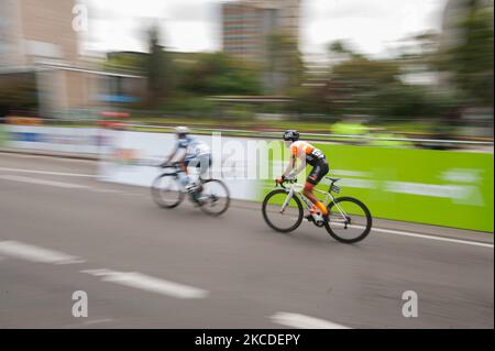 Kolumbianische Ziklysten, die am 2021 25. April 2021 im kolumbianischen Tito Hernandez beim Sprint der Vuelta a Colombia in den letzten Runden der Endetappe von Bogota in Bogota, Kolumbien, teilnahmen. (Foto von Sebastian Barros/NurPhoto) Stockfoto