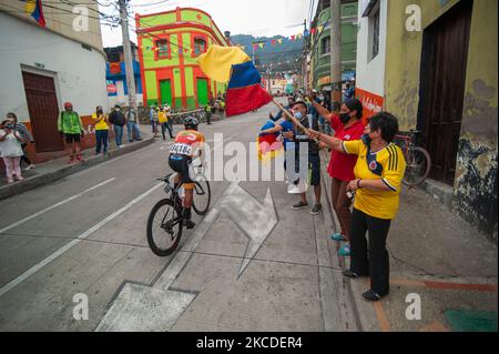 Am 25. April 2021, den der kolumbianische Ziklyst Tito Hernandez gewonnen hat, werden die Ciclysten, die am Finale der Vuelta A Colombia 2021 in Bogota teilnehmen, von Einheimischen aus dem Viertel Perserverancia in Bogota, Kolumbien, angefeuert. (Foto von Sebastian Barros/NurPhoto) Stockfoto