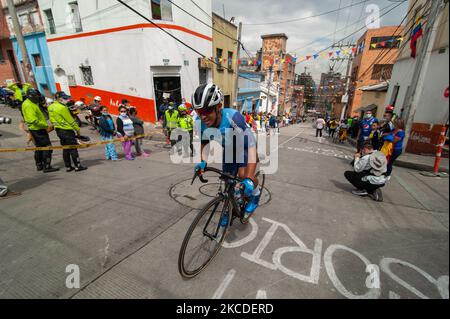 Am 25. April 2021, den der kolumbianische Ziklyst Tito Hernandez gewonnen hat, werden die Ciclysten, die am Finale der Vuelta A Colombia 2021 in Bogota teilnehmen, von Einheimischen aus dem Viertel Perserverancia in Bogota, Kolumbien, angefeuert. (Foto von Sebastian Barros/NurPhoto) Stockfoto