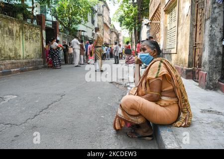 Eine Dame wartet während der Phase der Wahlen zur Versammlung in Westbengalen am 26. April 2021 in Kalkutta, Indien, 7. auf den Transport auf dem Bürgersteig vor einem Wahllokal. (Foto von Debarchan Chatterjee/NurPhoto) Stockfoto