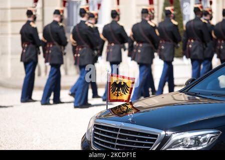 Das Auto des deutschen Staatschefs Frank-Walter Steinmeier während seines bilateralen Gipfels mit dem französischen Präsidenten Emmanuel Macron am 26. April 2021 im Elysée-Palast in Paris. (Foto von Andrea Savorani Neri/NurPhoto) Stockfoto