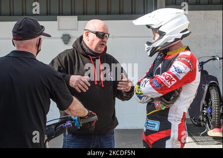 Joe Screen (links), Gastlehrer am Experience Day, gibt Colts’ Rider Paul Bowen während des Belle Vue Experience Trainingstages am 25.. April 2021 im National Speedway Stadium, Manchester, England, einige Ratschläge. (Foto von Ian Charles/MI News/NurPhoto) Stockfoto