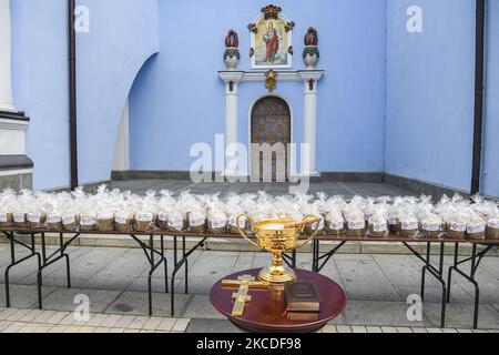 Am 26. April 2021 wird vor der Golden-Dome-Kathedrale von St. Michael in Kiew, Ukraine, die feierliche Zeremonie zur Heiligenfeier der traditionellen ukrainischen Osterbrote paskas gefeiert, die vor Ostern an ukrainische Soldaten gesendet wird, die an der Operation der Gemeinsamen Streitkräfte im Osten der Ukraine beteiligt sind. (Foto: Maxym Marusenko/NurPhoto) Stockfoto