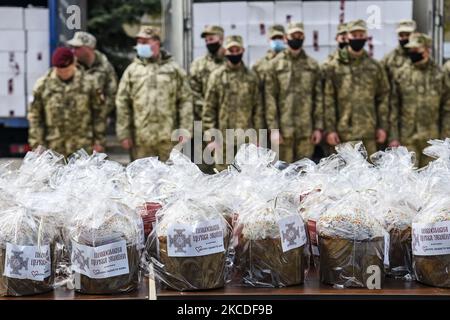 Am 26. April 2021 wird vor der Golden-Dome-Kathedrale von St. Michael in Kiew, Ukraine, die feierliche Zeremonie zur Heiligenfeier der traditionellen ukrainischen Osterbrote paskas gefeiert, die vor Ostern an ukrainische Soldaten gesendet wird, die an der Operation der Gemeinsamen Streitkräfte im Osten der Ukraine beteiligt sind. (Foto: Maxym Marusenko/NurPhoto) Stockfoto