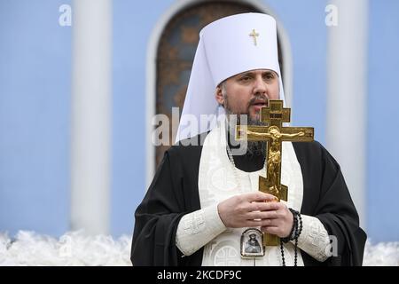 Metropolit Epifaniy, Leiter der orthodoxen Kirche der Ukraine, während der Heiligenfeier der traditionellen ukrainischen Osterbrote paskas vor der St. Michaels-Kathedrale in Kiew, Ukraine, am 26. April 2021, die an ukrainische Soldaten, die an der Operation der Gemeinsamen Streitkräfte im Osten der Ukraine beteiligt sind, geschickt wird, Vor Ostern.(Foto: Maxym Marusenko/NurPhoto) Stockfoto