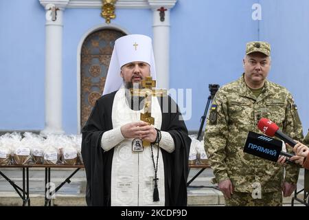 Metropolit Epifaniy, Leiter der orthodoxen Kirche der Ukraine, während der Heiligenfeier der traditionellen ukrainischen Osterbrote paskas vor der St. Michaels-Kathedrale in Kiew, Ukraine, am 26. April 2021, die an ukrainische Soldaten, die an der Operation der Gemeinsamen Streitkräfte im Osten der Ukraine beteiligt sind, geschickt wird, Vor Ostern.(Foto: Maxym Marusenko/NurPhoto) Stockfoto