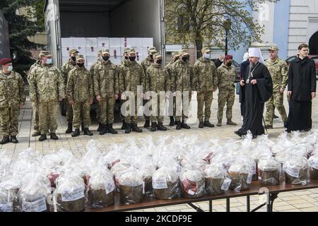 Metropolit Epifaniy, Leiter der orthodoxen Kirche der Ukraine, während der Heiligenfeier der traditionellen ukrainischen Osterbrote paskas vor der St. Michaels-Kathedrale in Kiew, Ukraine, am 26. April 2021, die an ukrainische Soldaten, die an der Operation der Gemeinsamen Streitkräfte im Osten der Ukraine beteiligt sind, geschickt wird, Vor Ostern.(Foto: Maxym Marusenko/NurPhoto) Stockfoto