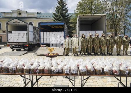 Am 26. April 2021 wird vor der Golden-Dome-Kathedrale von St. Michael in Kiew, Ukraine, die feierliche Zeremonie zur Heiligenfeier der traditionellen ukrainischen Osterbrote paskas gefeiert, die vor Ostern an ukrainische Soldaten gesendet wird, die an der Operation der Gemeinsamen Streitkräfte im Osten der Ukraine beteiligt sind. (Foto: Maxym Marusenko/NurPhoto) Stockfoto