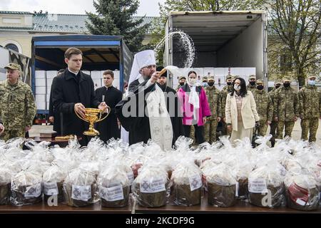 Metropolit Epifaniy, Leiter der orthodoxen Kirche der Ukraine, heiligt am 26. April 2021 die traditionellen ukrainischen Osterbrote paskas vor der St. Michaels-Kathedrale in Kiew, Ukraine, die an ukrainische Soldaten, die an der Operation der Vereinten Kräfte im Osten der Ukraine beteiligt sind, geschickt wird, Vor Ostern.(Foto: Maxym Marusenko/NurPhoto) Stockfoto