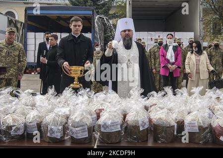 Metropolit Epifaniy, Leiter der orthodoxen Kirche der Ukraine, heiligt am 26. April 2021 die traditionellen ukrainischen Osterbrote paskas vor der St. Michaels-Kathedrale in Kiew, Ukraine, die an ukrainische Soldaten, die an der Operation der Vereinten Kräfte im Osten der Ukraine beteiligt sind, geschickt wird, Vor Ostern.(Foto: Maxym Marusenko/NurPhoto) Stockfoto