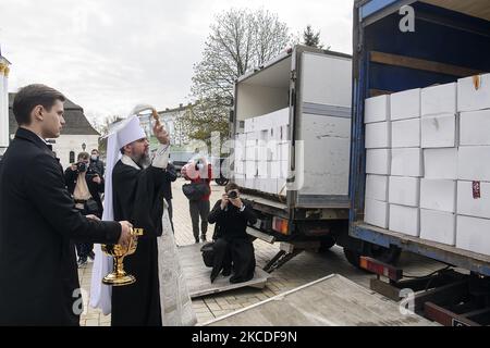 Metropolit Epifaniy, Leiter der orthodoxen Kirche der Ukraine, heiligt am 26. April 2021 die traditionellen ukrainischen Osterbrote paskas vor der St. Michaels-Kathedrale in Kiew, Ukraine, die an ukrainische Soldaten, die an der Operation der Vereinten Kräfte im Osten der Ukraine beteiligt sind, geschickt wird, Vor Ostern.(Foto: Maxym Marusenko/NurPhoto) Stockfoto