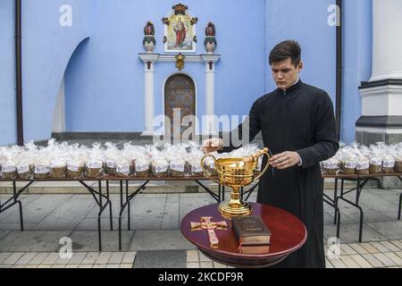 Am 26. April 2021 wird vor der Golden-Dome-Kathedrale von St. Michael in Kiew, Ukraine, die feierliche Zeremonie zur Heiligenfeier der traditionellen ukrainischen Osterbrote paskas gefeiert, die vor Ostern an ukrainische Soldaten gesendet wird, die an der Operation der Gemeinsamen Streitkräfte im Osten der Ukraine beteiligt sind. (Foto: Maxym Marusenko/NurPhoto) Stockfoto