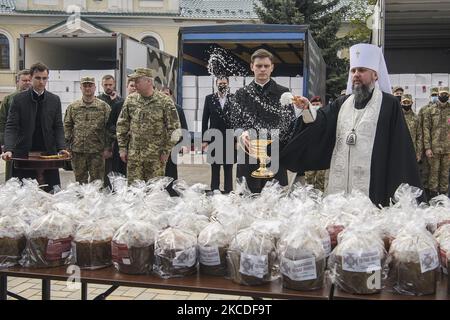 Metropolit Epifaniy, Leiter der orthodoxen Kirche der Ukraine, heiligt am 26. April 2021 die traditionellen ukrainischen Osterbrote paskas vor der St. Michaels-Kathedrale in Kiew, Ukraine, die an ukrainische Soldaten, die an der Operation der Vereinten Kräfte im Osten der Ukraine beteiligt sind, geschickt wird, Vor Ostern.(Foto: Maxym Marusenko/NurPhoto) Stockfoto