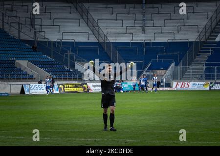 Torwart Morten Behrens aus Magdeburg feiert nach dem ersten Tor seiner Mannschaft in der 3. Liga-Spiel zwischen 1. FC Magdeburg und VfB Lübeck in der MDCC-Arena am 25. April 2021 in Magdeburg. (Foto von Peter Niedung/NurPhoto) Stockfoto