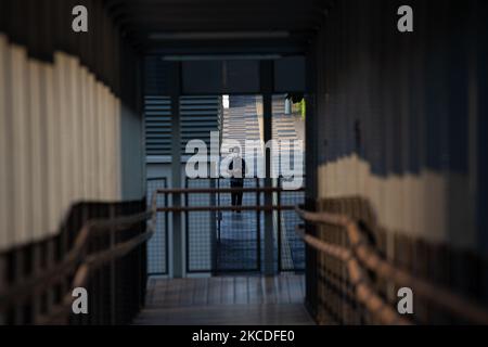 Ein Mann trägt Schutzmasken und läuft am 26. April 2021 im Geschäftsviertel von Jakarta. Die Regierung der Provinz Jakarta hat die Öffentlichkeit aufgefordert, wachsam gegen die Übertragung von COVID-19 an den Arbeitsplätzen zu bleiben, da die Zahl der Beschäftigten, die dem Virus aus dem Büroverbund ausgesetzt waren, im April zugenommen hat. Die Zahl der aktiven Fälle aus dem Bürocluster erreichte am 12. Und 18. April 425 von 177 Arbeitsplätzen. Die meisten der gefundenen positiven Fälle waren von Arbeitsplätzen, die Impfungen erhalten haben. (Foto von Afriadi Hikmal/NurPhoto) Stockfoto