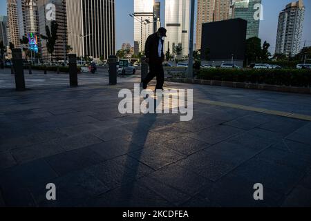 Ein Mann trägt Schutzmasken und läuft am 26. April 2021 im Geschäftsviertel von Jakarta. Die Regierung der Provinz Jakarta hat die Öffentlichkeit aufgefordert, wachsam gegen die Übertragung von COVID-19 an den Arbeitsplätzen zu bleiben, da die Zahl der Beschäftigten, die dem Virus aus dem Büroverbund ausgesetzt waren, im April zugenommen hat. Die Zahl der aktiven Fälle aus dem Bürocluster erreichte am 12. Und 18. April 425 von 177 Arbeitsplätzen. Die meisten der gefundenen positiven Fälle waren von Arbeitsplätzen, die Impfungen erhalten haben. (Foto von Afriadi Hikmal/NurPhoto) Stockfoto