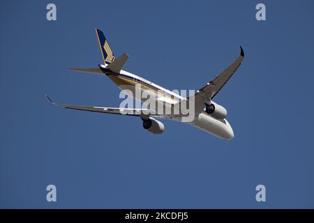 Singapore Airlines Airbus A350-900 Flugzeuge wie gesehen, die während eines blauen Himmels von der Start- und Landebahn des internationalen Flughafens Amsterdam Schiphol AMS EHAM abfliegen und fliegen. Das Flugzeug hat die Registrierung 9V-SMF, wird von 2x RR-Triebwerken angetrieben und ist in 00. Airbus-Sonderfarben lackiert. Singapore Airlines SIA SQ ist die Flag-Fluggesellschaft von Singapur mit Drehkreuz am Changi Airport, die Fluggesellschaft ist ein Mitglied der Star Alliance Aviation Group. Die Zahl der Passagiere im Weltflugverkehr sank aufgrund der Reisebeschränkungen, Sicherheitsmaßnahmen wie Sperren, Quarantäne usw. während der Ära Stockfoto