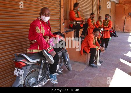 Heiratskapelle, sitzen außerhalb der geschlossenen Geschäfte während der Hochzeitssaison in Choti Chaupar, in Jaipur, Rajasthan, Indien, am 26. April, 2021. Blaskapellen-Anbieter und Artisten sind wegen der COVID-19-Pandemie in Not Da die Behörden neue Richtlinien vorlegen, spielen nur wenige Artisten Band in Hochzeiten. (Foto von Vishal Bhatnagar/NurPhoto) (Foto von Vishal Bhatnagar/NurPhoto) Stockfoto