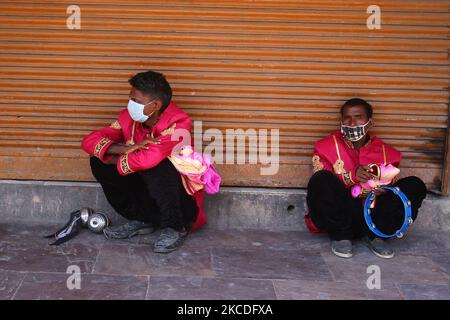 Heiratskapelle, sitzen außerhalb der geschlossenen Geschäfte während der Hochzeitssaison in Choti Chaupar, in Jaipur, Rajasthan, Indien, am 26. April, 2021. Blaskapellen-Anbieter und Artisten sind wegen der COVID-19-Pandemie in Not Da die Behörden neue Richtlinien vorlegen, spielen nur wenige Artisten Band in Hochzeiten. (Foto von Vishal Bhatnagar/NurPhoto) (Foto von Vishal Bhatnagar/NurPhoto) Stockfoto