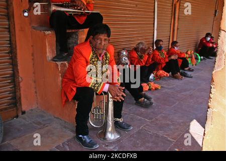 Heiratskapelle, sitzen außerhalb der geschlossenen Geschäfte während der Hochzeitssaison in Choti Chaupar, in Jaipur, Rajasthan, Indien, am 26. April, 2021. Blaskapellen-Anbieter und Artisten sind wegen der COVID-19-Pandemie in Not Da die Behörden neue Richtlinien vorlegen, spielen nur wenige Artisten Band in Hochzeiten. (Foto von Vishal Bhatnagar/NurPhoto) (Foto von Vishal Bhatnagar/NurPhoto) Stockfoto