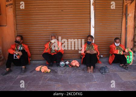 Heiratskapelle, sitzen außerhalb der geschlossenen Geschäfte während der Hochzeitssaison in Choti Chaupar, in Jaipur, Rajasthan, Indien, am 26. April, 2021. Blaskapellen-Anbieter und Artisten sind wegen der COVID-19-Pandemie in Not Da die Behörden neue Richtlinien vorlegen, spielen nur wenige Artisten Band in Hochzeiten. (Foto von Vishal Bhatnagar/NurPhoto) (Foto von Vishal Bhatnagar/NurPhoto) Stockfoto