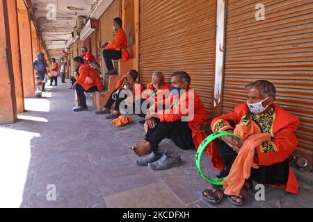 Heiratskapelle, sitzen außerhalb der geschlossenen Geschäfte während der Hochzeitssaison in Choti Chaupar, in Jaipur, Rajasthan, Indien, am 26. April, 2021. Blaskapellen-Anbieter und Artisten sind wegen der COVID-19-Pandemie in Not Da die Behörden neue Richtlinien vorlegen, spielen nur wenige Artisten Band in Hochzeiten. (Foto von Vishal Bhatnagar/NurPhoto) (Foto von Vishal Bhatnagar/NurPhoto) Stockfoto