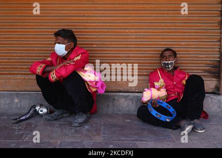 Heiratskapelle, sitzen außerhalb der geschlossenen Geschäfte während der Hochzeitssaison in Choti Chaupar, in Jaipur, Rajasthan, Indien, am 26. April, 2021. Blaskapellen-Anbieter und Artisten sind wegen der COVID-19-Pandemie in Not Da die Behörden neue Richtlinien vorlegen, spielen nur wenige Artisten Band in Hochzeiten. (Foto von Vishal Bhatnagar/NurPhoto) (Foto von Vishal Bhatnagar/NurPhoto) Stockfoto