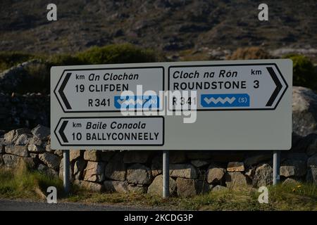 Straßenschilder mit Wegbeschreibungen in der Nähe von Dog's Bay Beach in Errisbeg. Ab heute (Montag) lockert Irland bestimmte Beschränkungen, einschließlich der Wiedereröffnung von Outdoor-Sporteinrichtungen, Sportplätzen, Golfplätzen und Tennisplätzen. Kontaktlose sportliche Aktivitäten wie Golf und Tennis können wieder aufgenommen werden. Einige Besucherattraktionen werden ebenfalls wieder eröffnet, darunter Zoos, offene Tierfarmen und historische Stätten, aber keine Vergnügungsparks. Alle Bewirtungsdienste in diesen Gebieten sind nur für Take-away-Dienste verfügbar, und es gelten Kapazitätsbeschränkungen. Die Regierung arbeitet an Plänen, die Hotels ab Anfang Juni wieder zu eröffnen Stockfoto