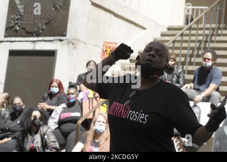 Eine Sprecherin fordert am 26. April 2021 in New York City, USA, bessere Bedingungen für die weiblichen Insassen im Gefängnis von Riker’s Island auf den Stufen der Federal Hall. Mitglieder der Women's Community Justice Association sprechen auf der Kundgebung von #WhatAbouther über die abscheulichen Zustände in Rosie’s Place, dem Frauengefängnis auf Riker's Island. (Foto von John Lamparski/NurPhoto) Stockfoto