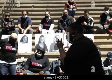 Eine Sprecherin fordert am 26. April 2021 in New York City, USA, bessere Bedingungen für die weiblichen Insassen im Gefängnis von Riker’s Island auf den Stufen der Federal Hall. Mitglieder der Women's Community Justice Association sprechen auf der Kundgebung von #WhatAbouther über die abscheulichen Zustände in Rosie’s Place, dem Frauengefängnis auf Riker's Island. (Foto von John Lamparski/NurPhoto) Stockfoto