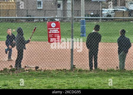 Kinder spielen auf einem Park-Baseballdiamanten, der geschlossen wurde, um die Ausbreitung des neuartigen Coronavirus (COVID-19) in Vaughan, Ontario, Kanada, am 26. April 2021 zu verhindern. (Foto von Creative Touch Imaging Ltd./NurPhoto) Stockfoto