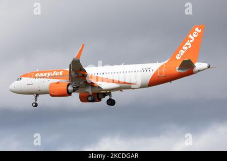 Ein Easyjet Airbus A320 NEO landet am 9. 2021. April auf dem Newcastle Airport in Newcastle upon Tyne, Großbritannien. (Foto von Robert Smith/MI News/NurPhoto) Stockfoto