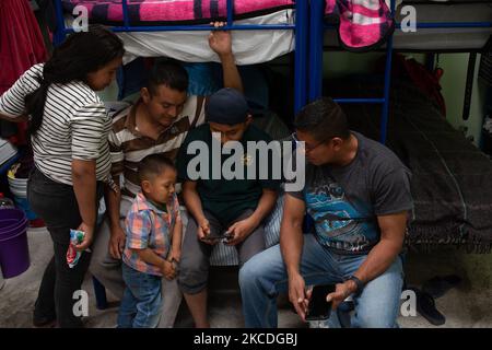 Migrantenkinder spielen am 26. April 2021 im Innenhof des Tierheims von Ciudad Juarez Chihuahua, Mexiko. Hunderte von Männern und Frauen, die von ihren Kindern begleitet werden, werden jeden Tag von der internationalen Brücke Paso del Norte in Ciudad Juarez deportiert und in die Unterkünfte der Stadt gebracht, wo sie auf den Antrag auf politisches Asyl in den Vereinigten Staaten warten. (Foto von David Peinado/NurPhoto) Stockfoto