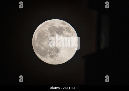 Der Pink Supermoon vom 2021. April aus der niederländischen Stadt Eindhoven, Niederlande, am 26. April 2021. Der Super-Vollmond ist am Himmel größer und heller, weil er näher an der Erde ist. (Foto von Nicolas Economou/NurPhoto) Stockfoto