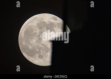 Der Pink Supermoon vom 2021. April aus der niederländischen Stadt Eindhoven, Niederlande, am 26. April 2021. Der Super-Vollmond ist am Himmel größer und heller, weil er näher an der Erde ist. (Foto von Nicolas Economou/NurPhoto) Stockfoto