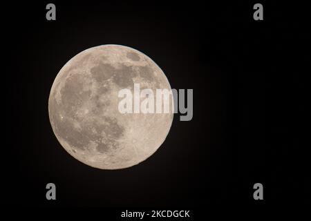 Der Pink Supermoon vom 2021. April aus der niederländischen Stadt Eindhoven, Niederlande, am 26. April 2021. Der Super-Vollmond ist am Himmel größer und heller, weil er näher an der Erde ist. (Foto von Nicolas Economou/NurPhoto) Stockfoto