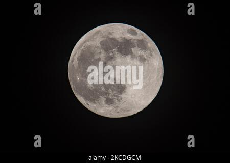 Der Pink Supermoon vom 2021. April aus der niederländischen Stadt Eindhoven, Niederlande, am 26. April 2021. Der Super-Vollmond ist am Himmel größer und heller, weil er näher an der Erde ist. (Foto von Nicolas Economou/NurPhoto) Stockfoto