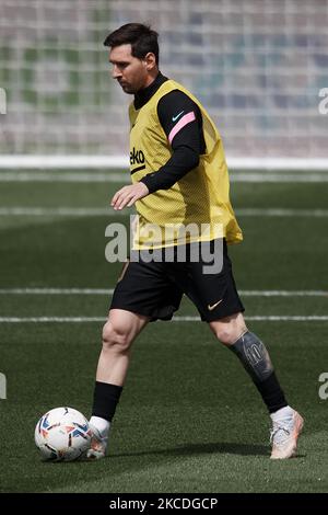 Lionel Messi aus Barcelona beim Warm-up vor dem La Liga Santander Spiel zwischen Villarreal CF und FC Barcelona im Estadio de la Ceramica am 25. April 2021 in Villareal, Spanien. Sportstadien in ganz Spanien unterliegen aufgrund der Coronavirus-Pandemie weiterhin strengen Beschränkungen, da staatliche Gesetze zur sozialen Distanzierung Fans innerhalb von Veranstaltungsorten verbieten, was dazu führt, dass Spiele hinter verschlossenen Türen gespielt werden. (Foto von Jose Breton/Pics Action/NurPhoto) Stockfoto