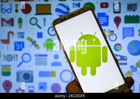 Das Android-Logo wird auf einem Telefonbildschirm in diesem Bild angezeigt, das am 27. April 2021 in Tehatta, Westbengalen, Indien, aufgenommen wurde. Google hat die neueste Iteration von Android angekündigt, Android 12. Zwei Preview-Versionen von Android 12 wurden bereits mit einem dritten veröffentlicht wahrscheinlich bald gestartet werden. Android 12 Update wird auch die Effizienz bei der Video-und Bildkomprimierung, die beim Speichern von Daten hilft erhöhen. (Foto von Soumyabrata Roy/NurPhoto) Stockfoto