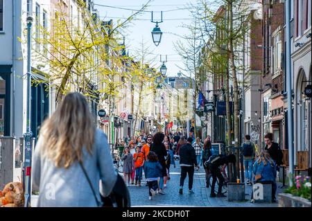 Am 27. 2021. April gehen die Menschen in der Stadt auf die Straße, um das gute Wetter zu genießen, während der Feier zum Königstag während der Corona-Pandemie in Nijmegen, Niederlande, Niederlande. (Foto von Romy Arroyo Fernandez/NurPhoto) Stockfoto