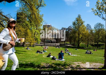 Die Menschen sitzen in Kreisen, die auf das Gras gemalt sind, während sie die Sonne im Park genießen, während der Feier zum Königstag während der Corona-Pandemie am 27. 2021. April in Nijmegen, Niederlande, Niederlande. (Foto von Romy Arroyo Fernandez/NurPhoto) Stockfoto